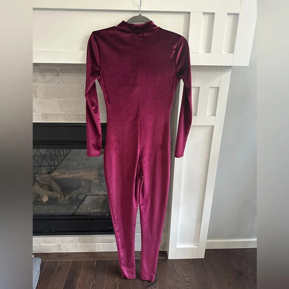 Pretty little thing wine velvet zip up  jumpsuit| size 4 - Picture 4 of 4